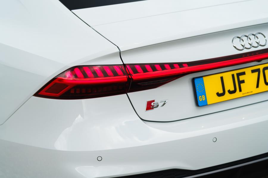 Логотип Audi S7 Sportback TDI 2019 года  (UK) (фото 8 из 41)